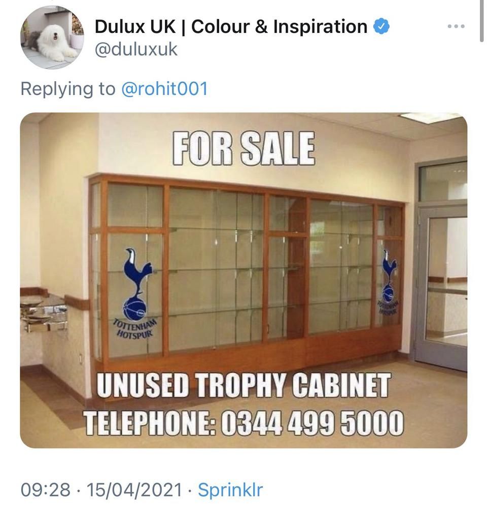 A Spursön szórakozott az új szponzor (Fotó: Twitter)